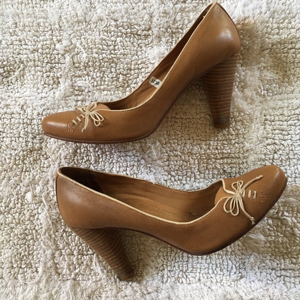 The perfect tan pump with bow accent!